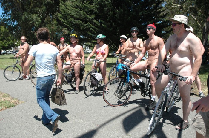 Proteste di ciclisti nudi